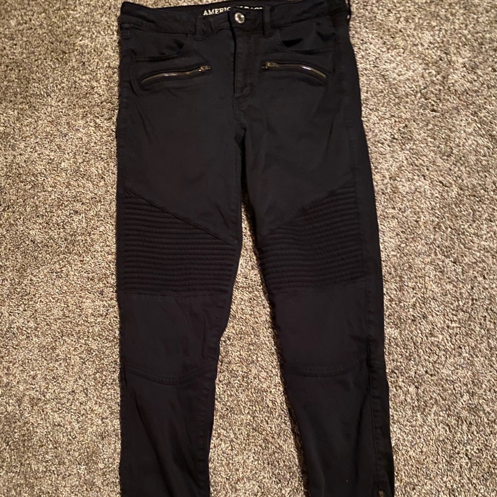 Black skinny jeans with zipper details